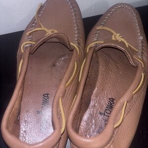 Minnetonka Tan Leather Moccasins Size 9